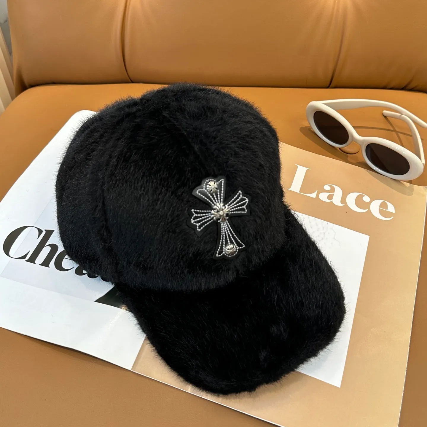 P66 Crow Heart's new autumn and winter baseball cap. It is full of autumn and winter atmosphere. The quality is great. The deepening of the hat shape makes it more elegant. It is very nice for both men and women. It is a classic among classics. It goes well with daily wear. Casual and fashionable.